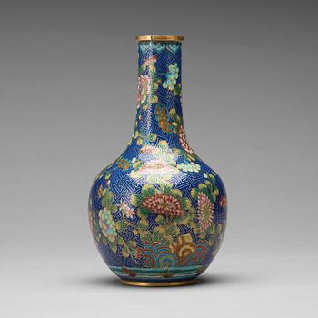 A cloisonné vase, Qing dynasty, 19th Century.