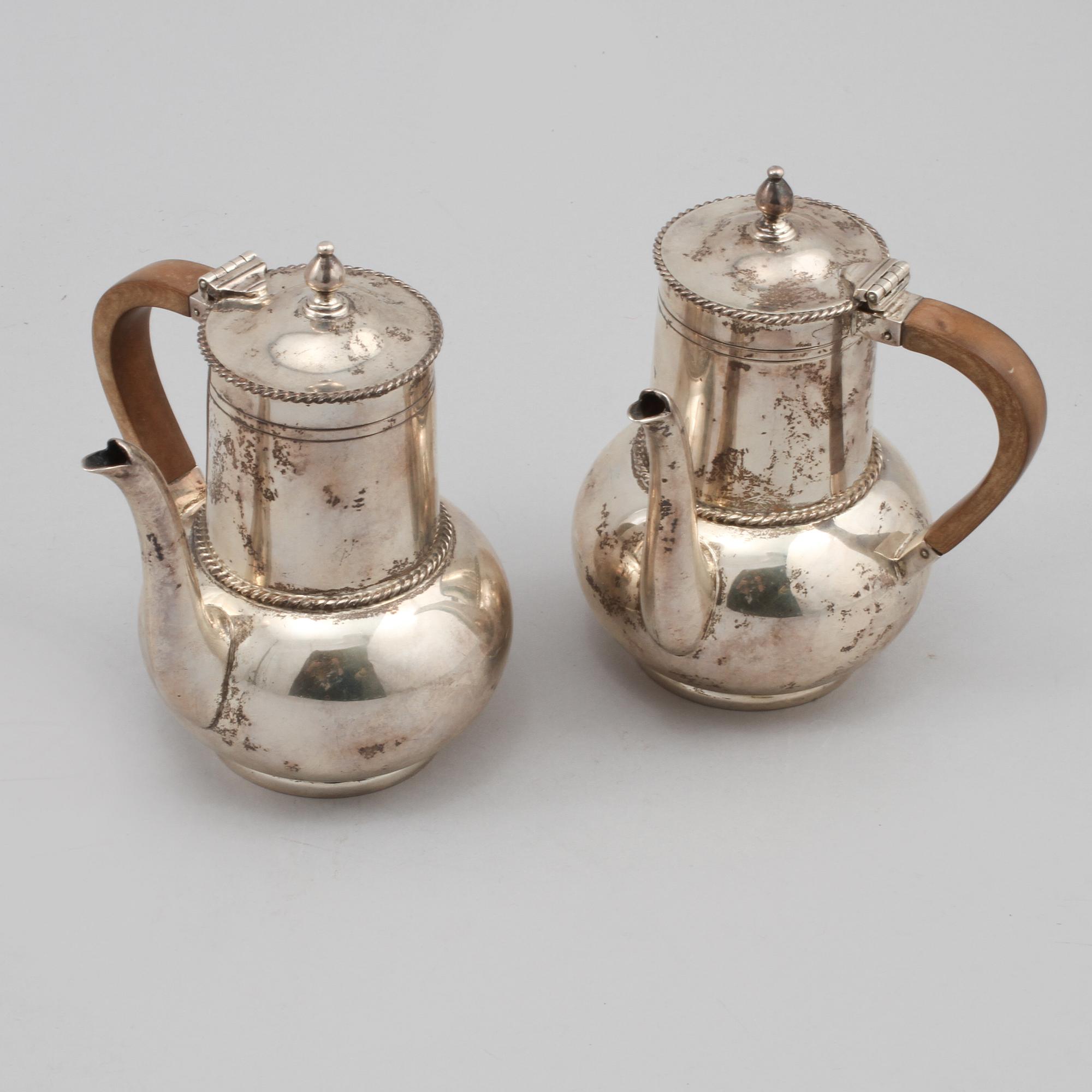 KANNOR, ett par, silver, Mappin & Webb, London, England, 1915, vikt 505 gram.