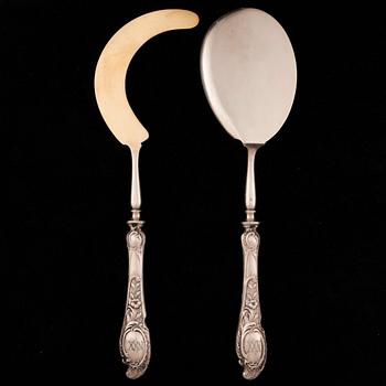 A SET OF TWO RUSSIAN SERVING UTENSILS. НАБОР РУССКИХ СТОЛОВЫХ ПРИБОРОВ, 2 шт.