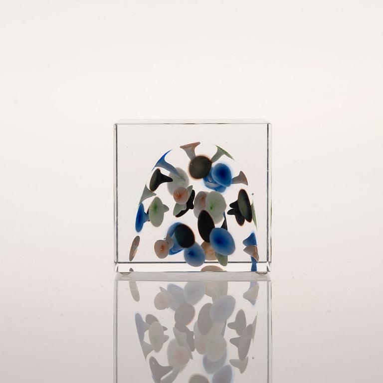 ÅRSKUB, glas, signerad Oiva Toikka, Nuutajärvi 2005, numrerad 501/2000.