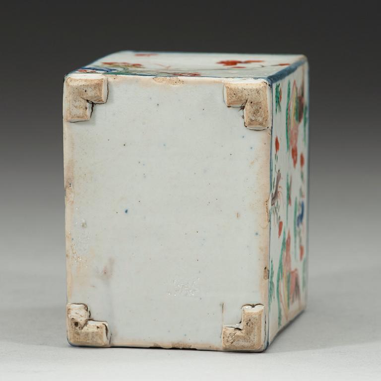 A familler verte tea caddy, Qing dynasty, Kangxi (1622-1772).