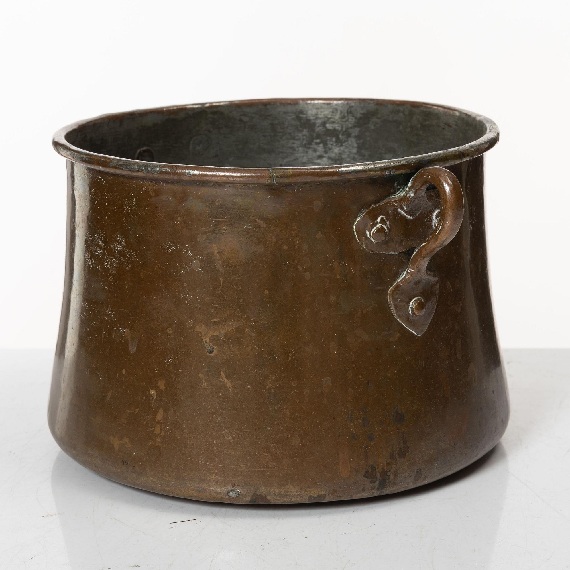 A set of three Swedish copper cauldrons, 18th / early 19th century.