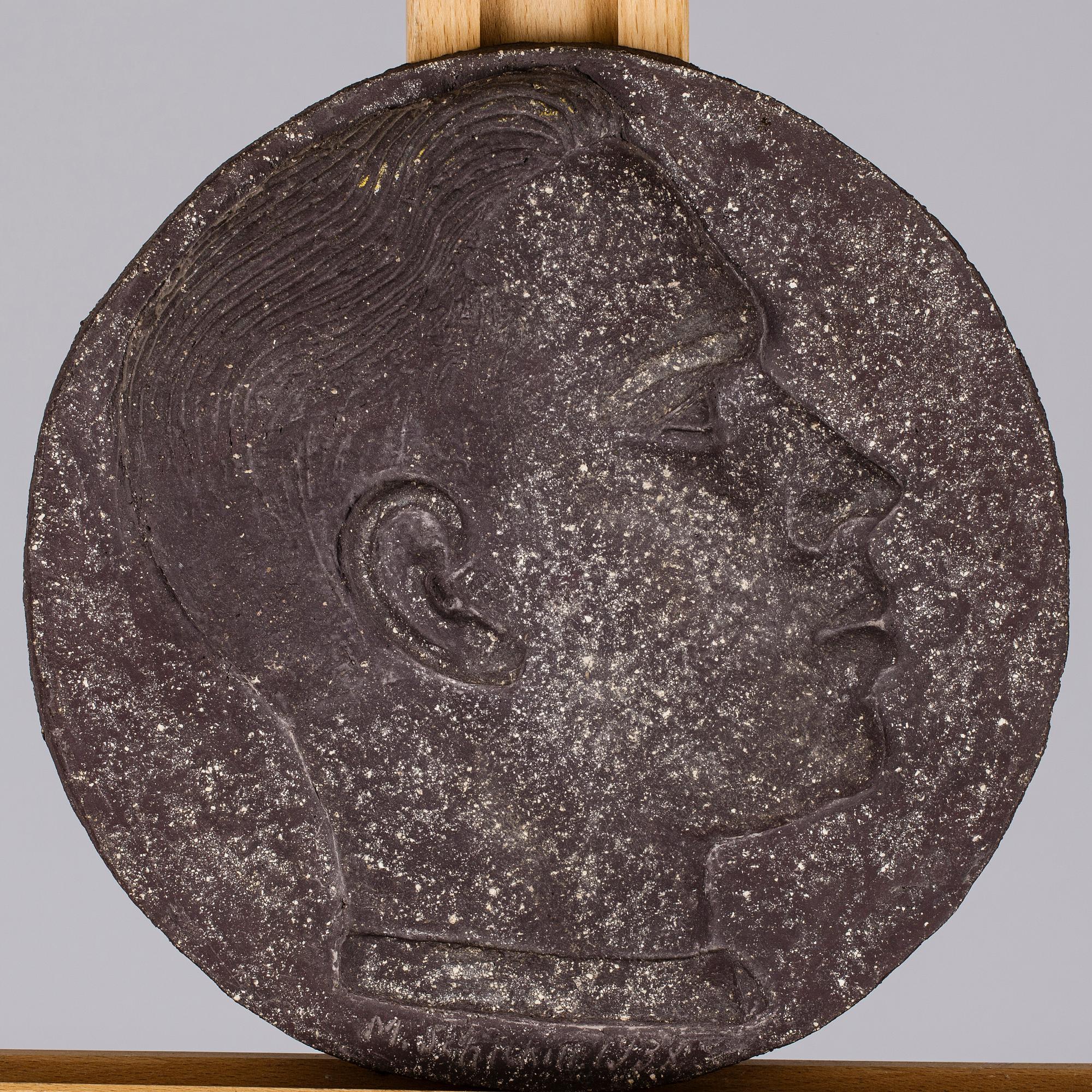 RELIEF, chamottekeramik, Mikael Schilkin, i godset signerad och daterad 1938.