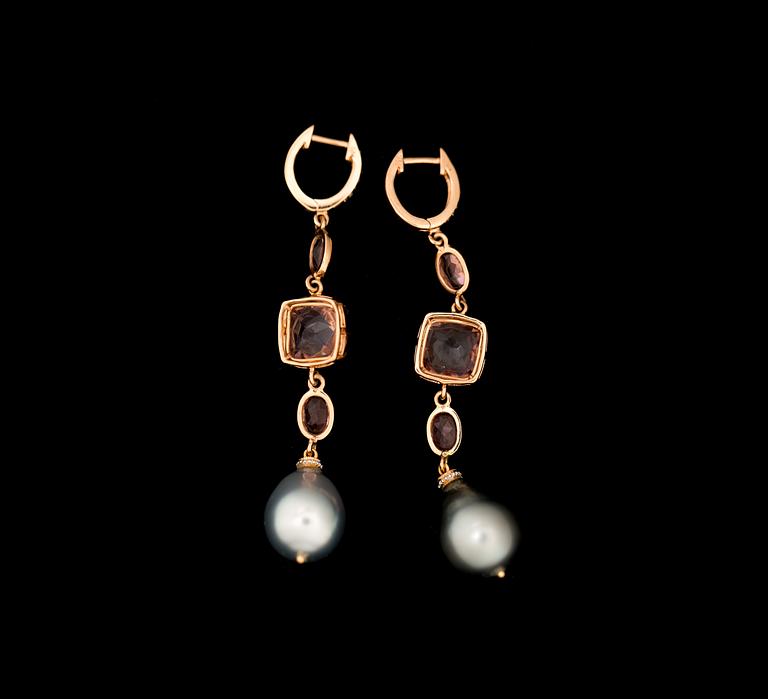 ÖRHÄNGEN, 14 k guld med checkerslipade tourmaliner, tahitipärlor samt diamanter. Vikt ca 8,5 g.