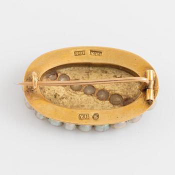 Brosch, 18K guld med emalj och pärlor.