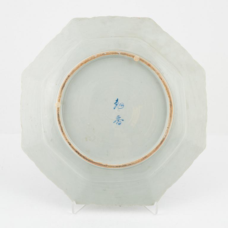 An octagonal porcelain dish, Japan, mid/first half of the 20th century.