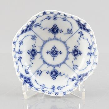Skålfat, porslin, Royal Copenhagen, "Musselmalet helblond", modell 1163, post 1923.