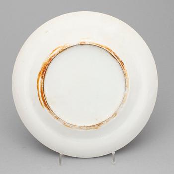 TALLRIKAR, 2 st samt VAS, porslin, Kanton, Kina,1800-tal.