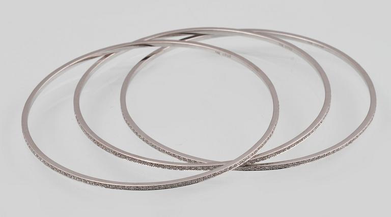 ARMRINGAR, 3 st, 18K vitguld med briljantslipade diamanter ca 1.50 ct. Vikt 19,9 gram.