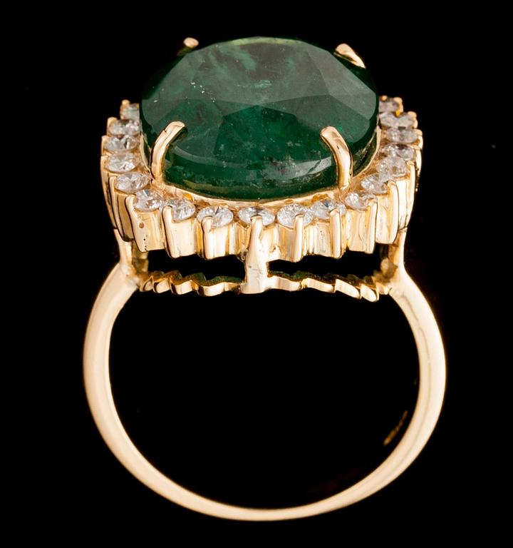 SORMUS, 18K kultaa, viistehiottu smaragdi n. 14,40 ct, briljanttihiottuja timantteja yht. n. 0,75 ct. Paino n. 13,4 g.