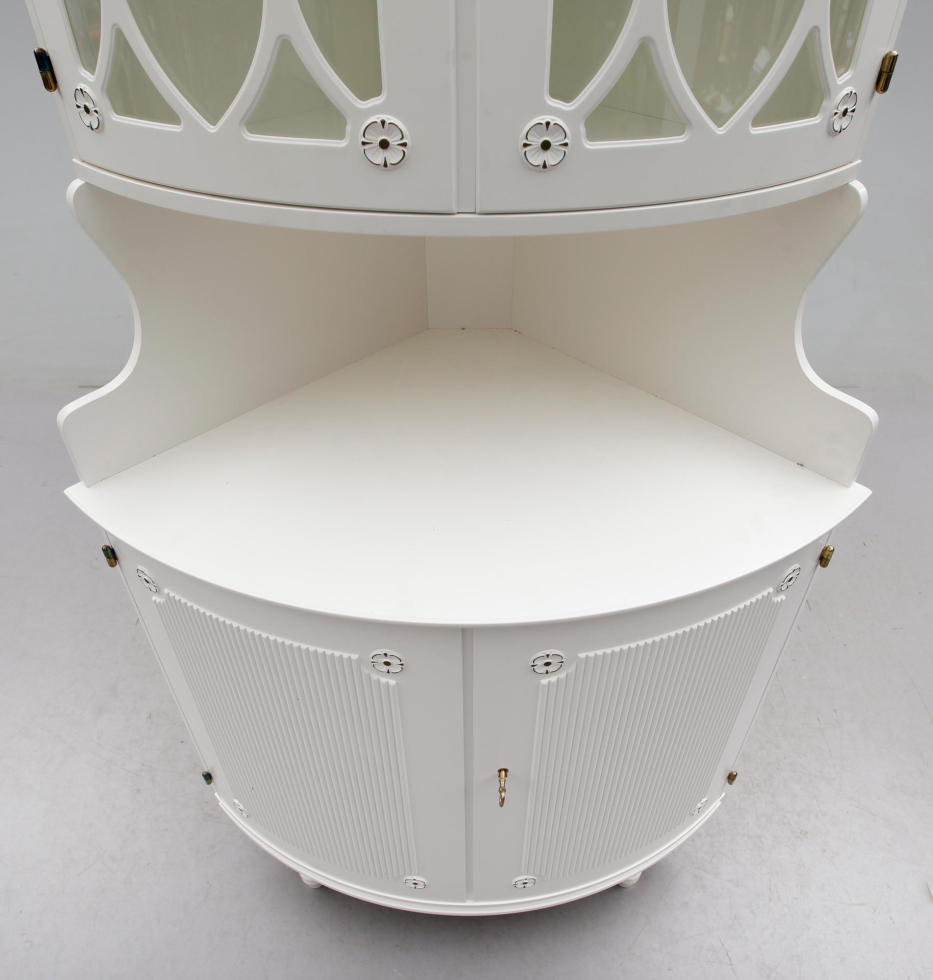 HÖRNSKÅP, gustaviansk stil, 1900-talets andra hälft.