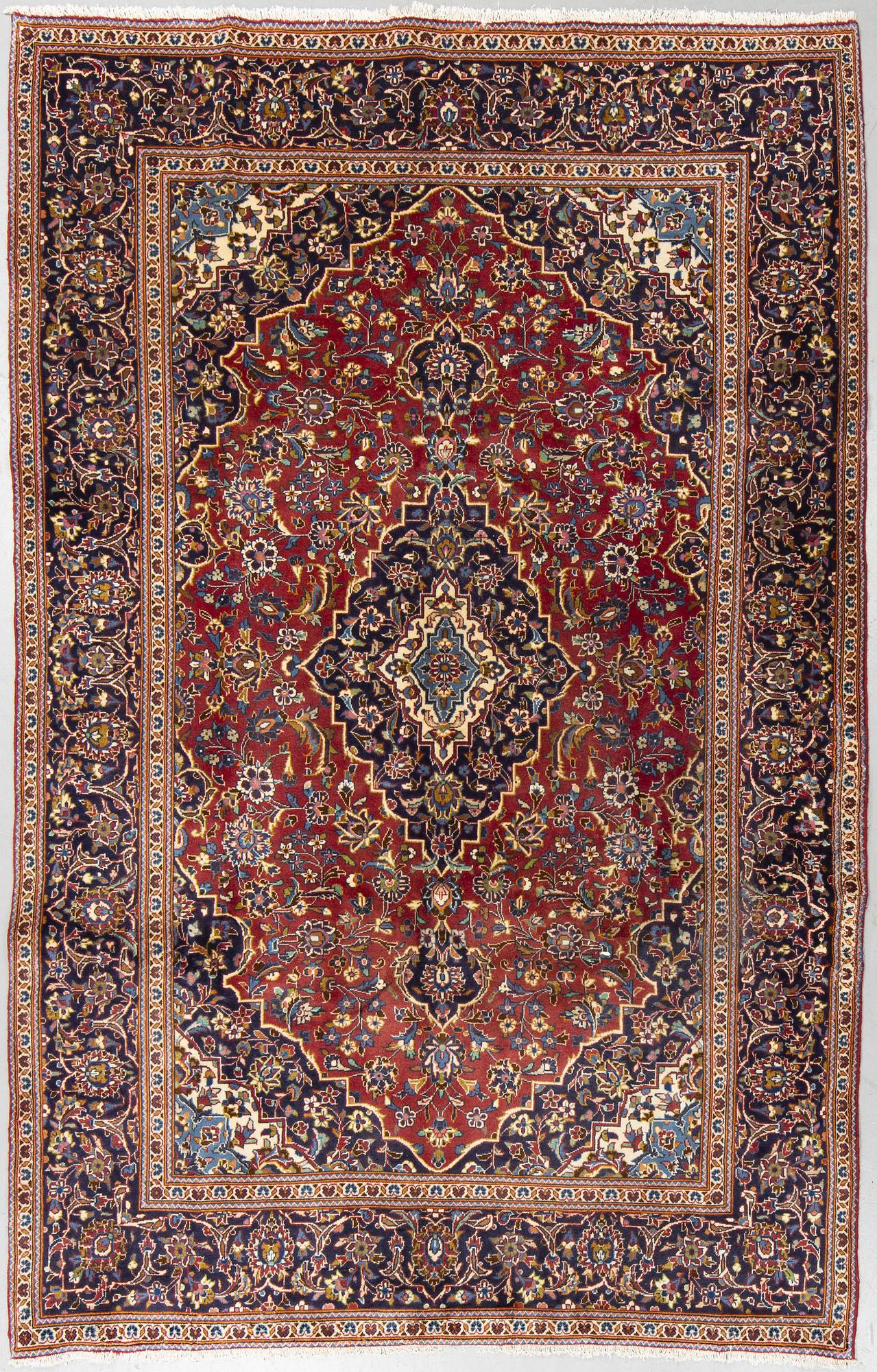 A carpet, Kashan, ca 306 x 198 cm.