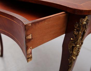 SKRIVBORD, rokokostil, 1900-talets första hälft.
