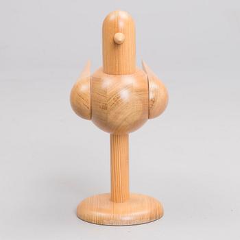 KAIJA AARIKKA, träskulptur, lackerad furu, 1970-tal.