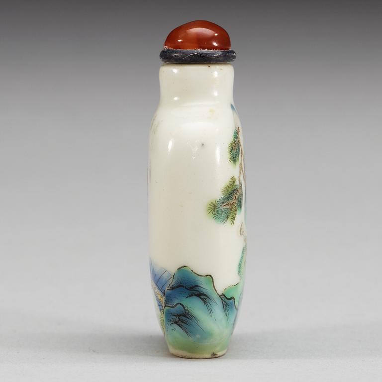 A fine porcelain snuff bottle, Qing dynasty with seal mark in red.