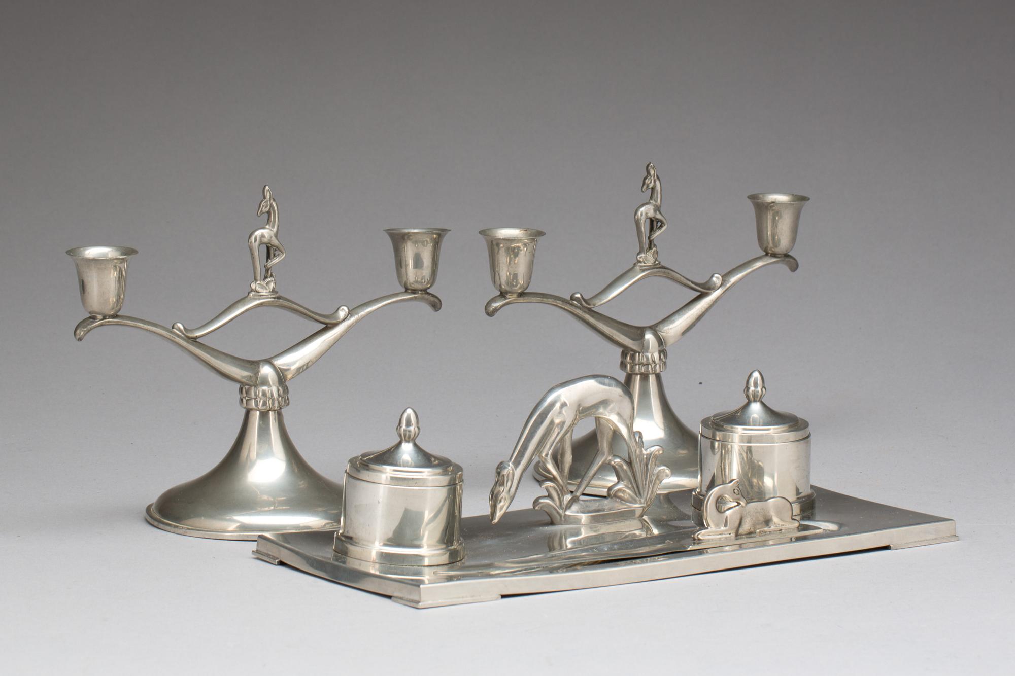 SKRIVBORDSET samt ETT PAR KANDELABRAR, tenn. Carl Erik Borgström,  Ystad Metall. 1935.