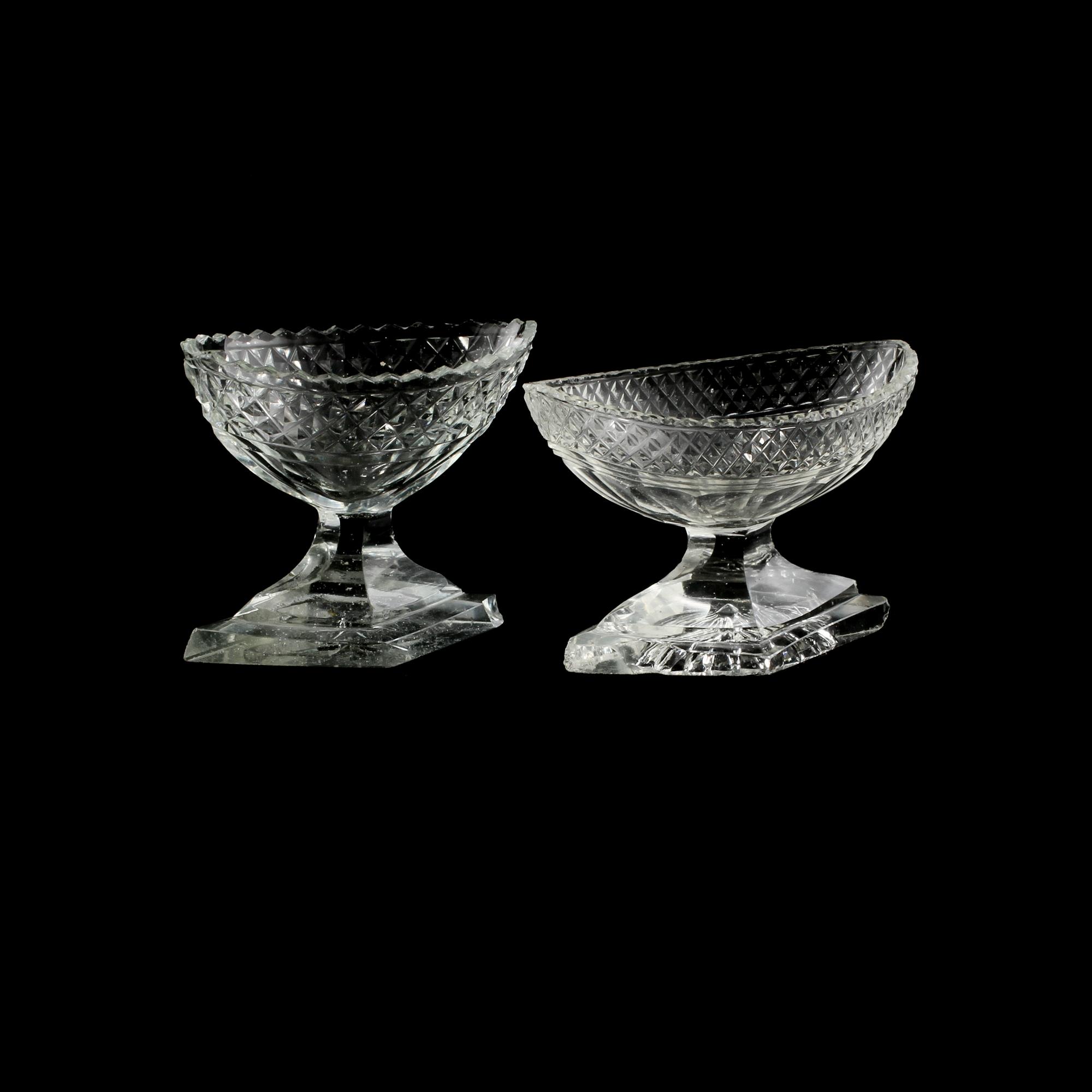 SALTKAR, 2 st, glas, empire, 1800-talets första hälft.