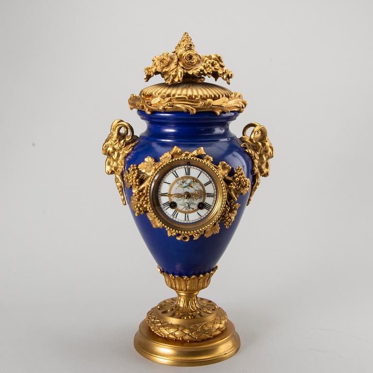 BORDSPENDYL, Louis XV-stil omkring 1900.