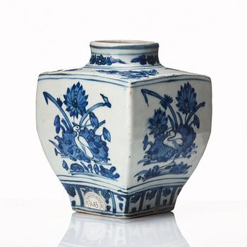 A blue and white jar, Ming dynasty (1368-1644), with hallmark.