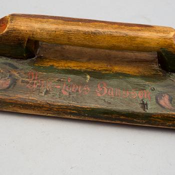 MANGELBRÄDE samt SKÄRA, allmoge, daterade 1872 samt 1847.