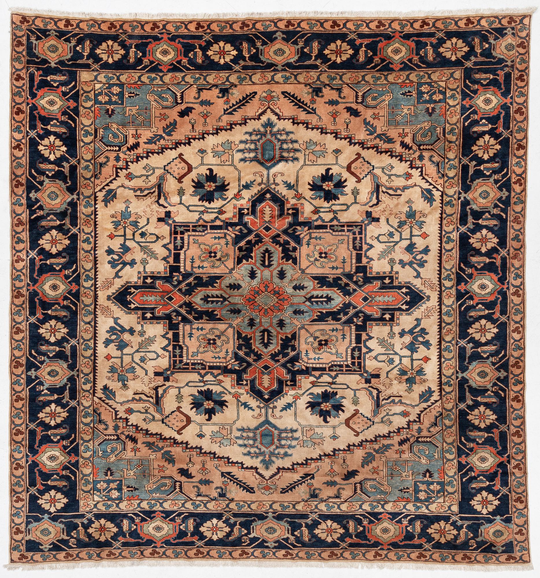 Matta Heriz, ca 365 x 350 cm.