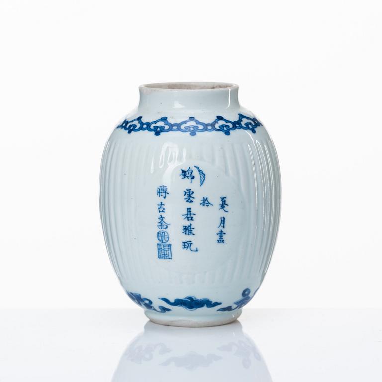 A blue and white tea caddy, Qing dynasty, Kangxi (1662-1722).