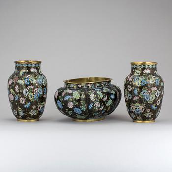 VASER, ett par, samt RÖKELSEKAR, cloissonné, Kina, 1900-tal.