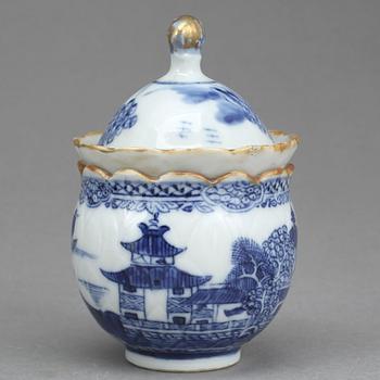 CREMEKOPPAR, 5 st, porslin, Qingdynastin, Qianlong (1736-1795).