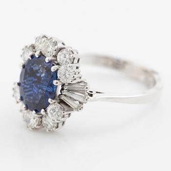 Ring in 18K white gold set with a faceted sapphire and round brilliant-cut and modified baguette-cut diamonds.