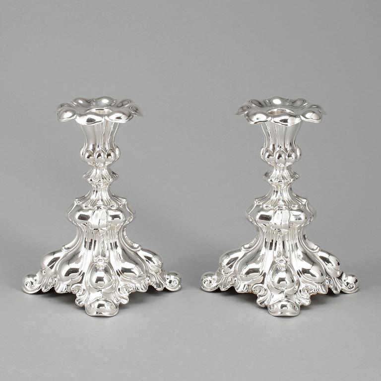 LJUSSTAKAR, ett par, silver, barockstil, CG Hallberg, Stockholm, 1954.