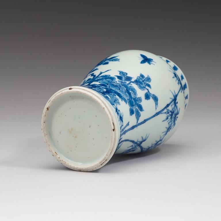 A blue and white Transitional vase, 17th Century.