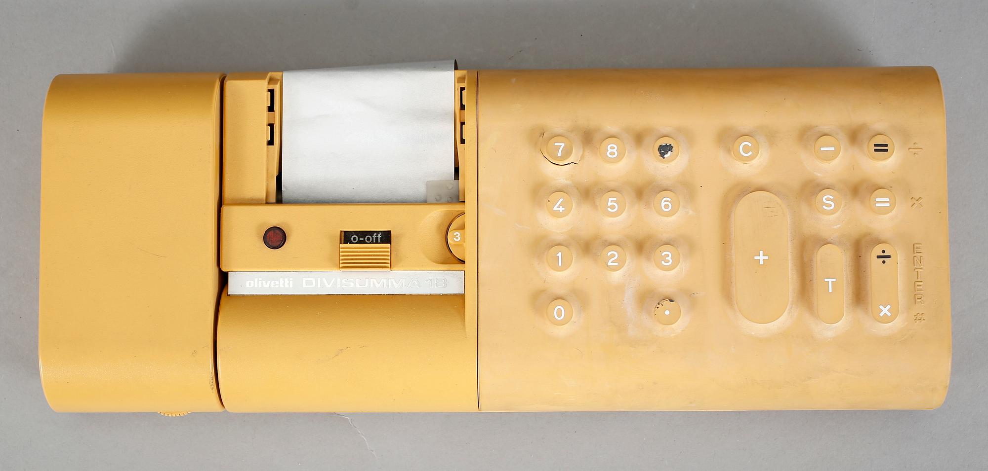 RÄKNEMASKINER, 2 st, Mario Bellini, Olivetti, 1900-talets sista kvartal.