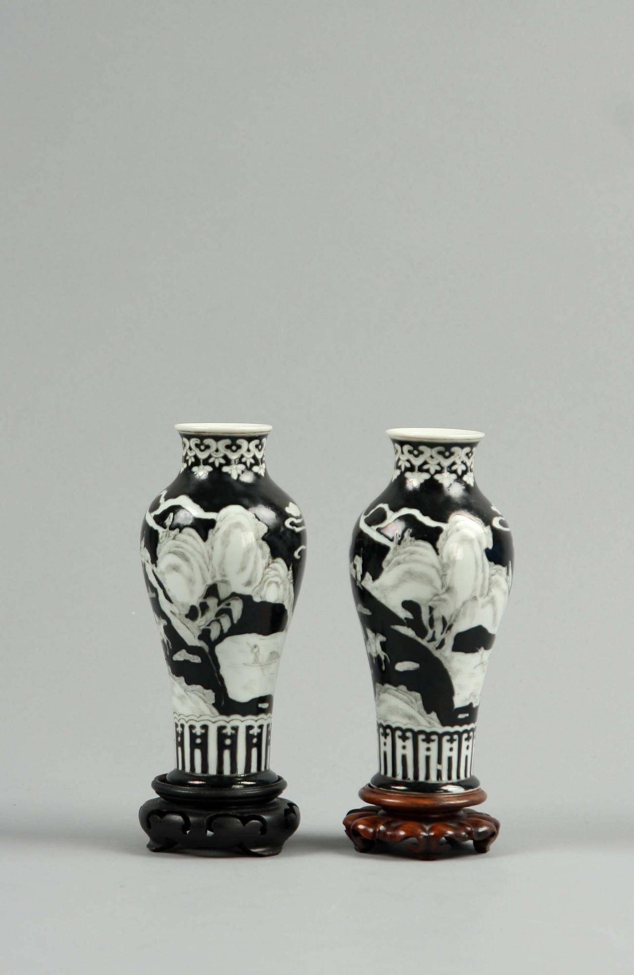 VASER, ett par, porslin, Kina, omkring 1900.