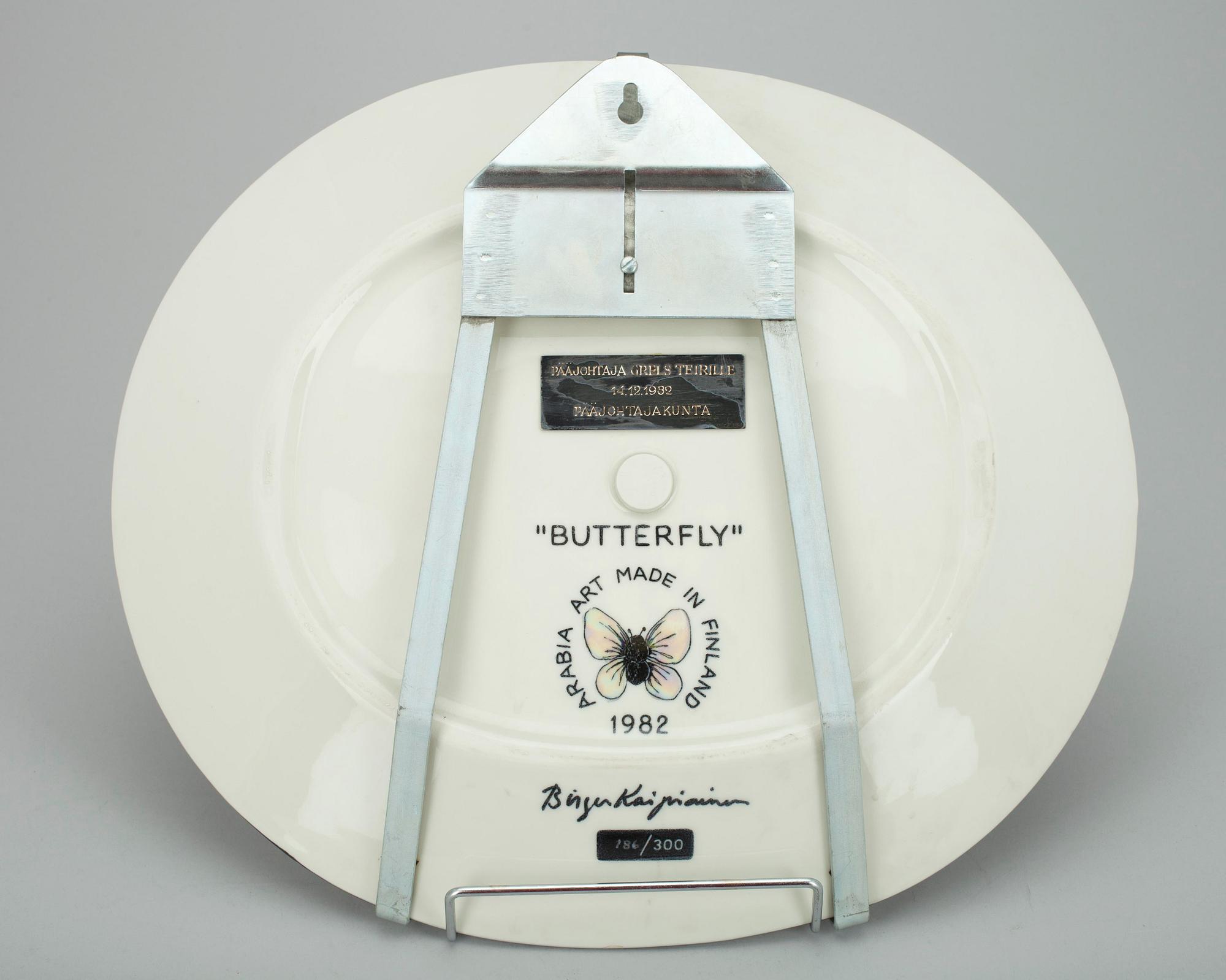 VATI, keramiikkaa, "Butterfly", sign. Birger Kaipiainen, nro 186/300, Arabia Art Made in Finland 1982.