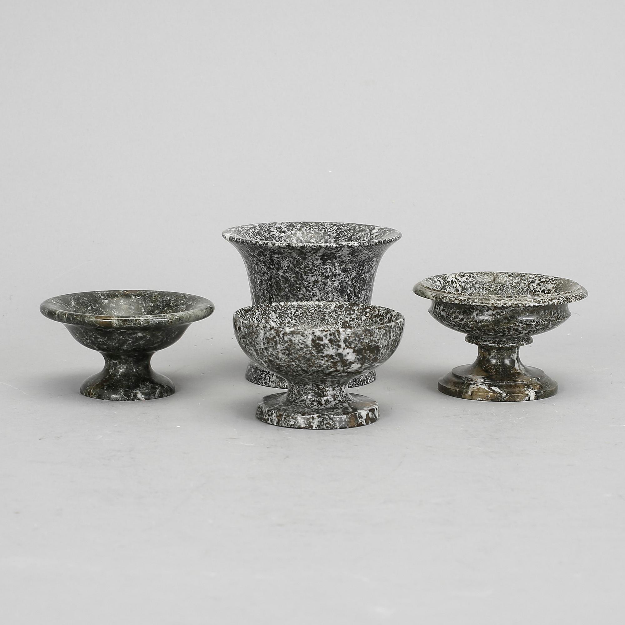 SALTKAR 3st samt VAS, kolmårdsmarmor, 1800-tal.