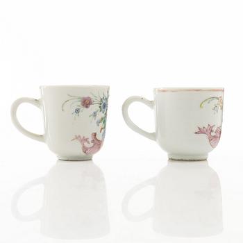 Tallrik och två koppar, porslin, Kina, Qingdynastin, Qianlong (1736-95).