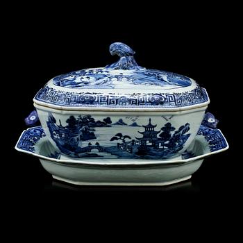 TERRIN MED LOCK OCH UNDERFAT, porslin, Kina, Qianlong, 1736 - 1795.