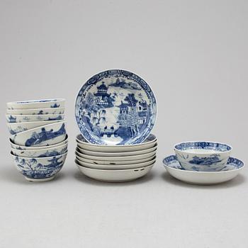 Nine blue and white export porcelain bowls with saucers, Qing dynasty, Jiaqing (1796-1820).