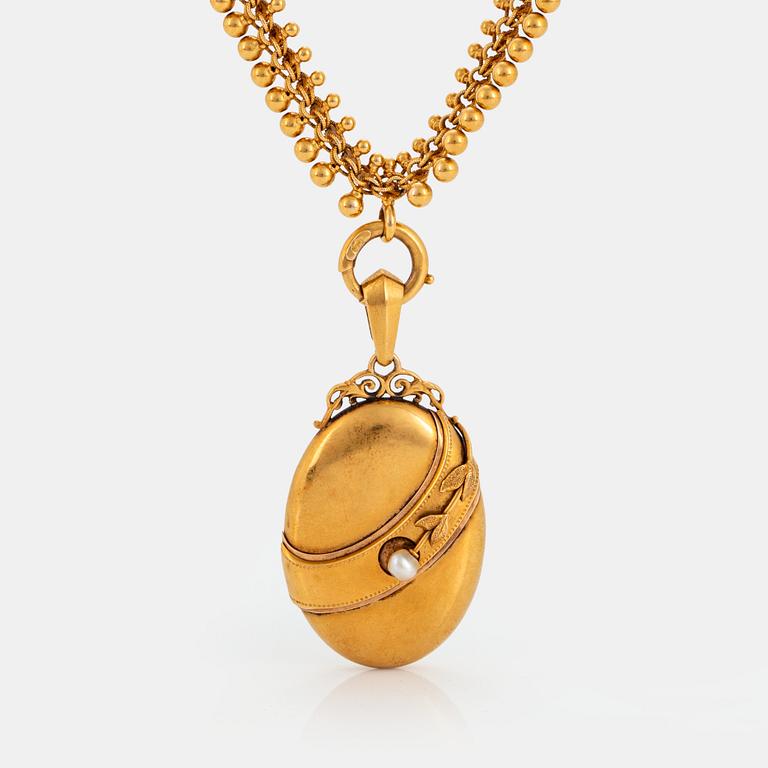 An 18K gold locket set with a pearl and an 18K gold chain.