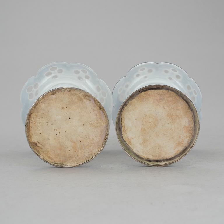 SALTKAR, ett par, på fot. Silver och glas. Troligen Christian Hammer, Stockholm 1852. Total vikt ca 255 gram.