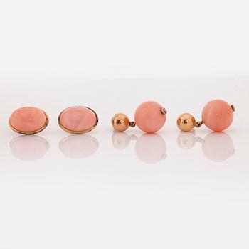 COLLIER med tillhörande ÖRHÄNGEN i ljusrosa korall. Collier doserat 8.4 - 12.4 mm. Örhängen Ø 12.4 mm.