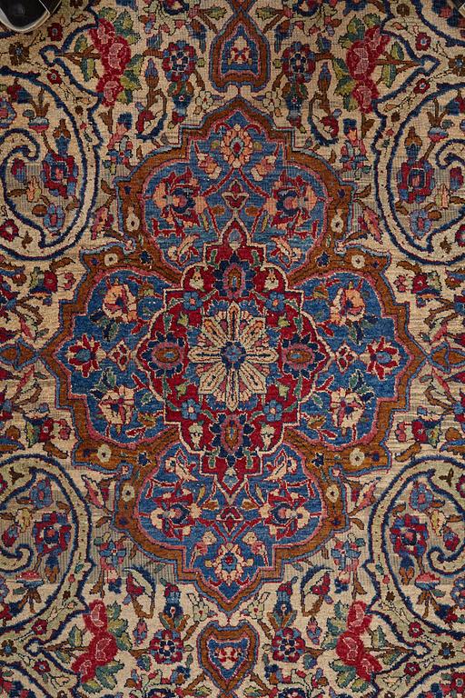 Matto, a semi-antique silk Kashan, ca 212,5-214,5 x 134,5-135,5 cm.