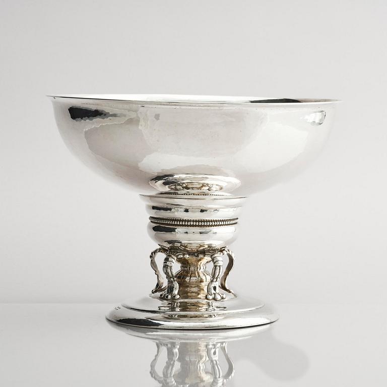 C.G. Hallberg, stor uppsatsskål, silver, Svensk importstämpel, Stockholm 1917.