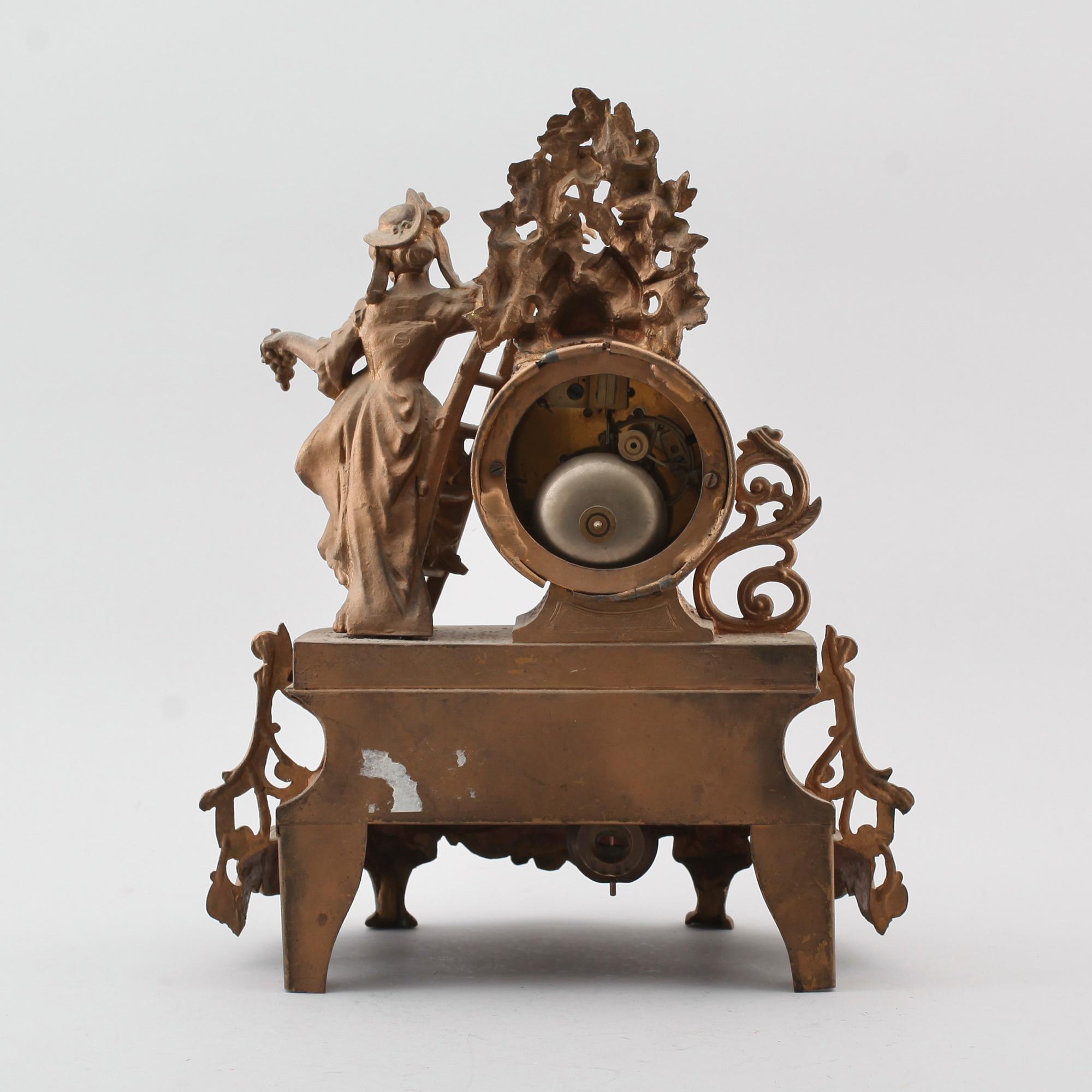 BORDSPENDYL, Frankrike, 1800-talets andra hälft.