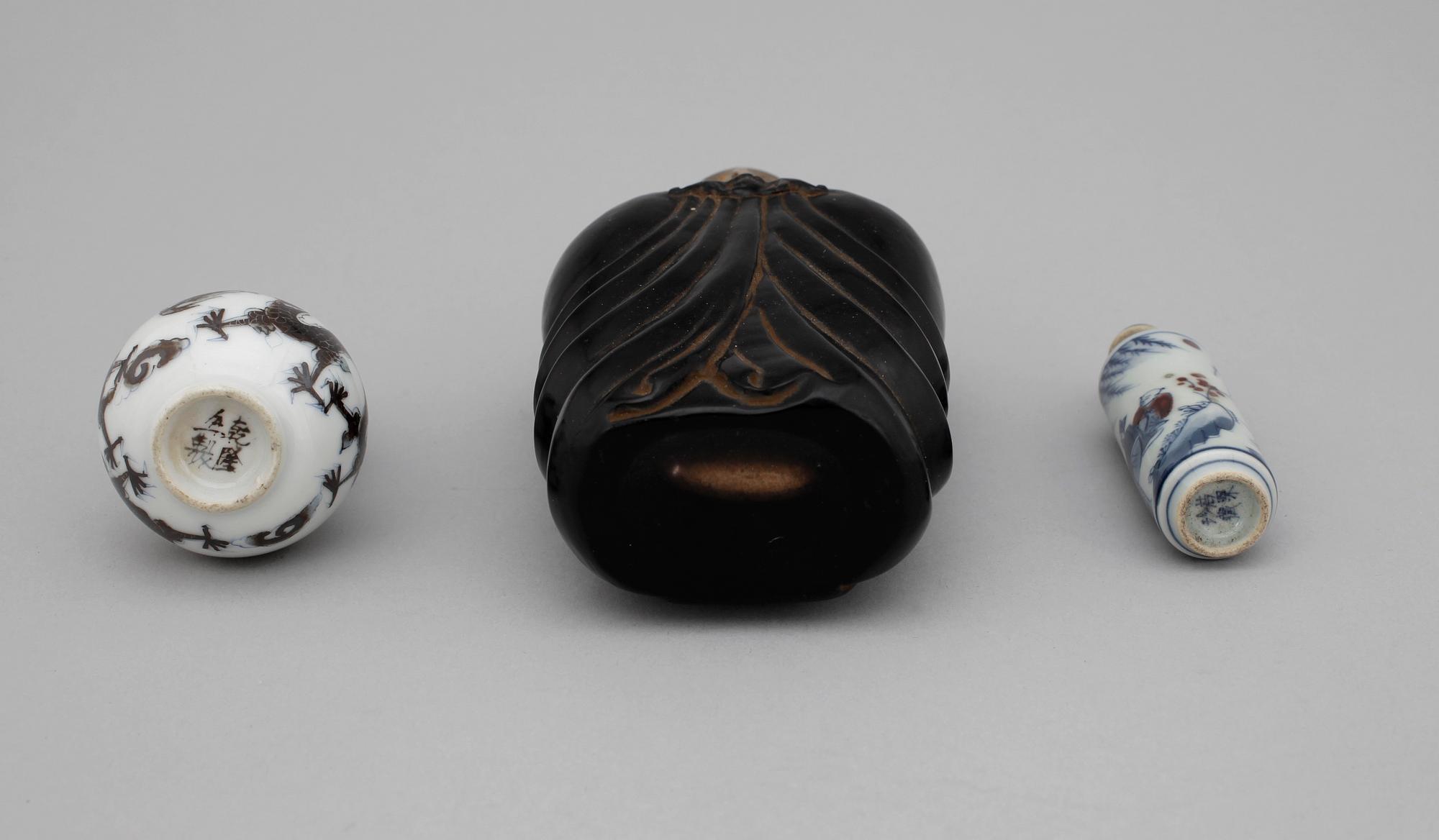 SNUSFLASKOR samt MINIATYRVAS, glas och porslin, Kina, 1900-tal.