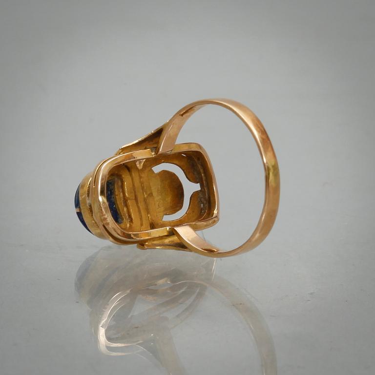 RING, 14k guld samt detaljer med lapis lazuli. Vikt 5,5 g.