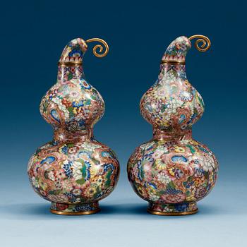 A pair of cloisonné vases with covers, Qing dynasty (1644-1912).