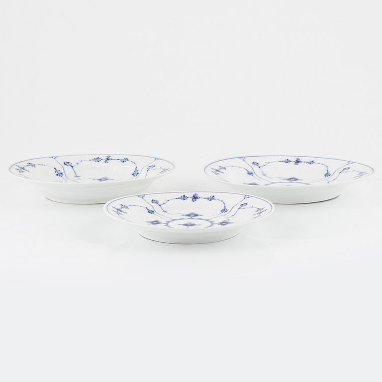 Servisdelar, 57 delar, porslin,  "Musselmalet hel och halvblonde" , Royal Copenhagen, Danmark.