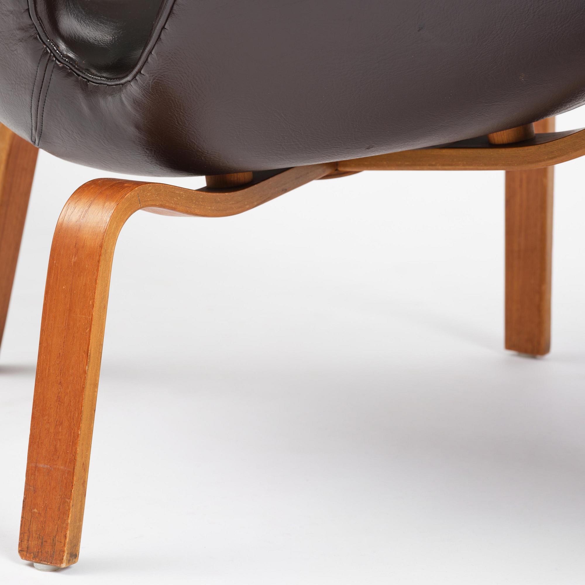 Arne Jacobsen, a pair of "Swan" armchairs, Fritz Hansen, Denmark, 1960s.