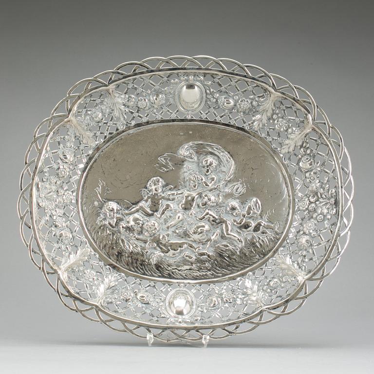 PRESENTERFAT, silver 830, Tyskland, 1800-tal. Ca 1000 gram.